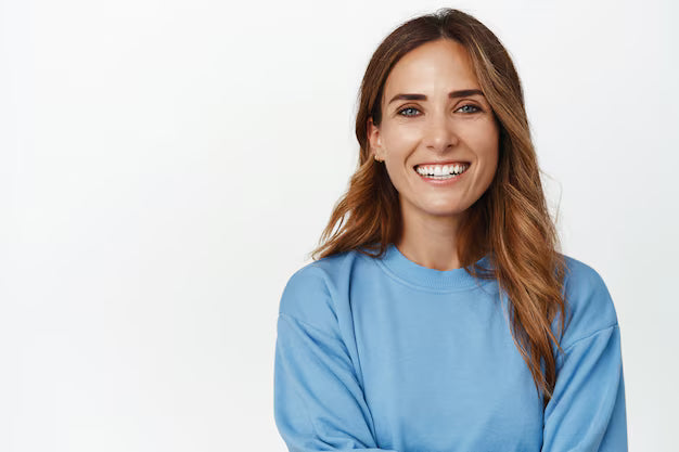 files/retrato-mujer-adulta-ambiciosa-segura-30-anos-brazos-cruzados-sonriendo-feliz-al-frente-mirando-adelante-pie-contra-pared-blanca_176420-40694.avif